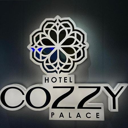 Hotel Cozzy Palace Surate Exterior foto