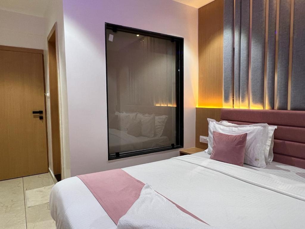 Hotel Cozzy Palace Surate Exterior foto