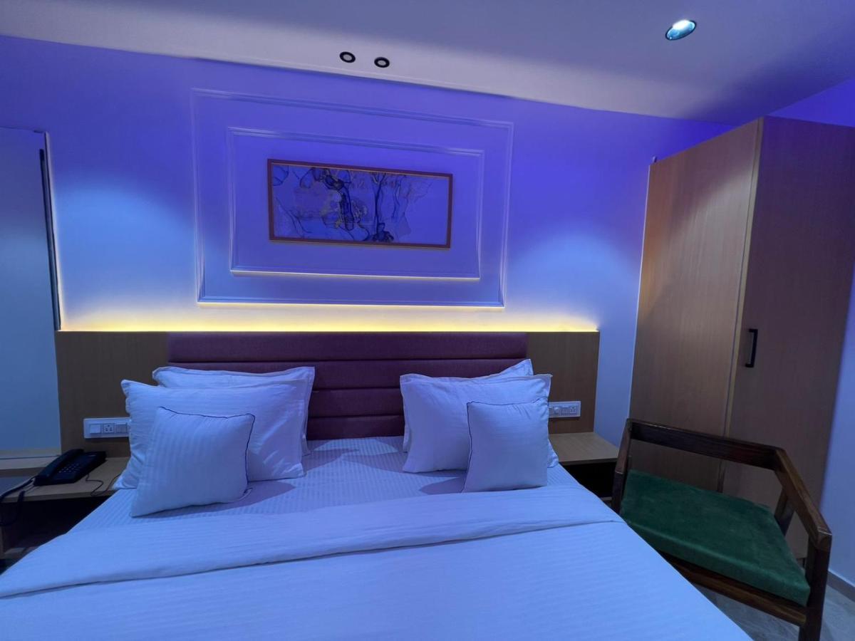 Hotel Cozzy Palace Surate Exterior foto